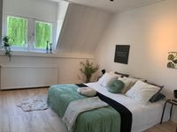 Inrichten van een slaapkamer voor verkoop geeft overzicht voor de kijkers